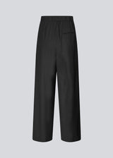 Pants with wide legs, pleats and an elastic waist. Piloumd pants has side pockets and a zipper with button closure in the side. The model is 175 cm and wears a size s/36.