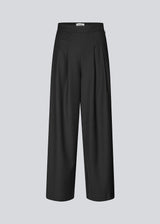 Pants with wide legs, pleats and an elastic waist. Piloumd pants has side pockets and a zipper with button closure in the side. The model is 175 cm and wears a size s/36.