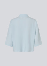 Shirt with 3/4 sleeves in 100% recycled polyester in the color Plein Air. Popelmd shirt has a loose fit and button closure in front. 