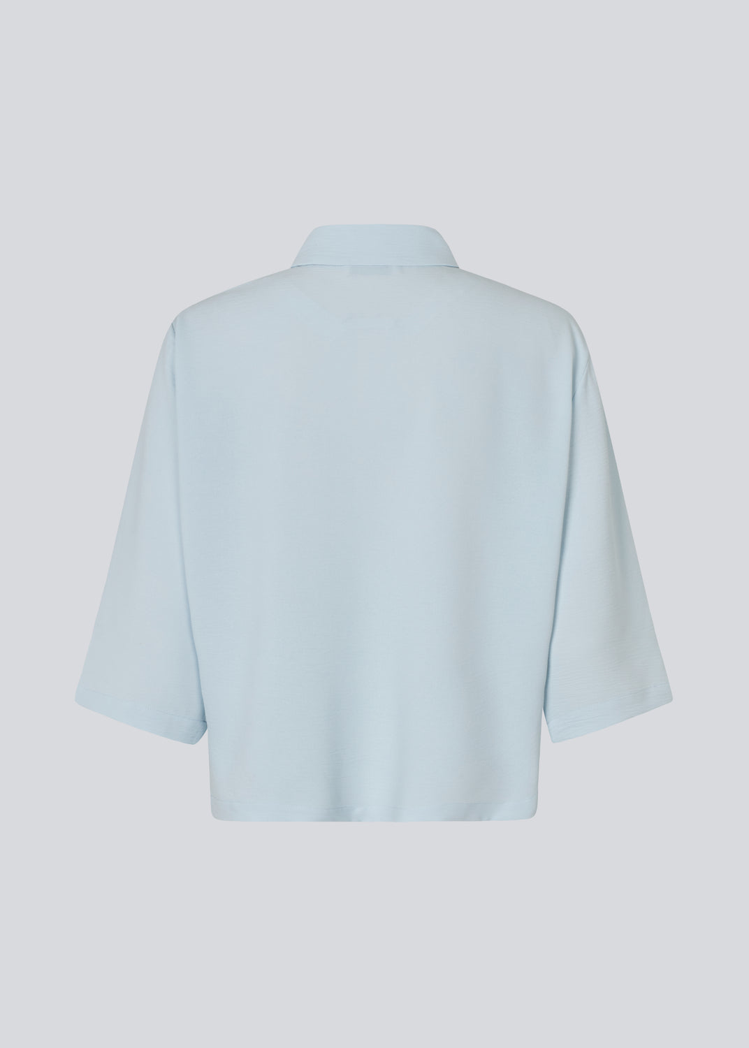 Shirt with 3/4 sleeves in 100% recycled polyester in the color Plein Air. Popelmd shirt has a loose fit and button closure in front. 