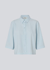 Shirt with 3/4 sleeves in 100% recycled polyester in the color Plein Air. Popelmd shirt has a loose fit and button closure in front. 