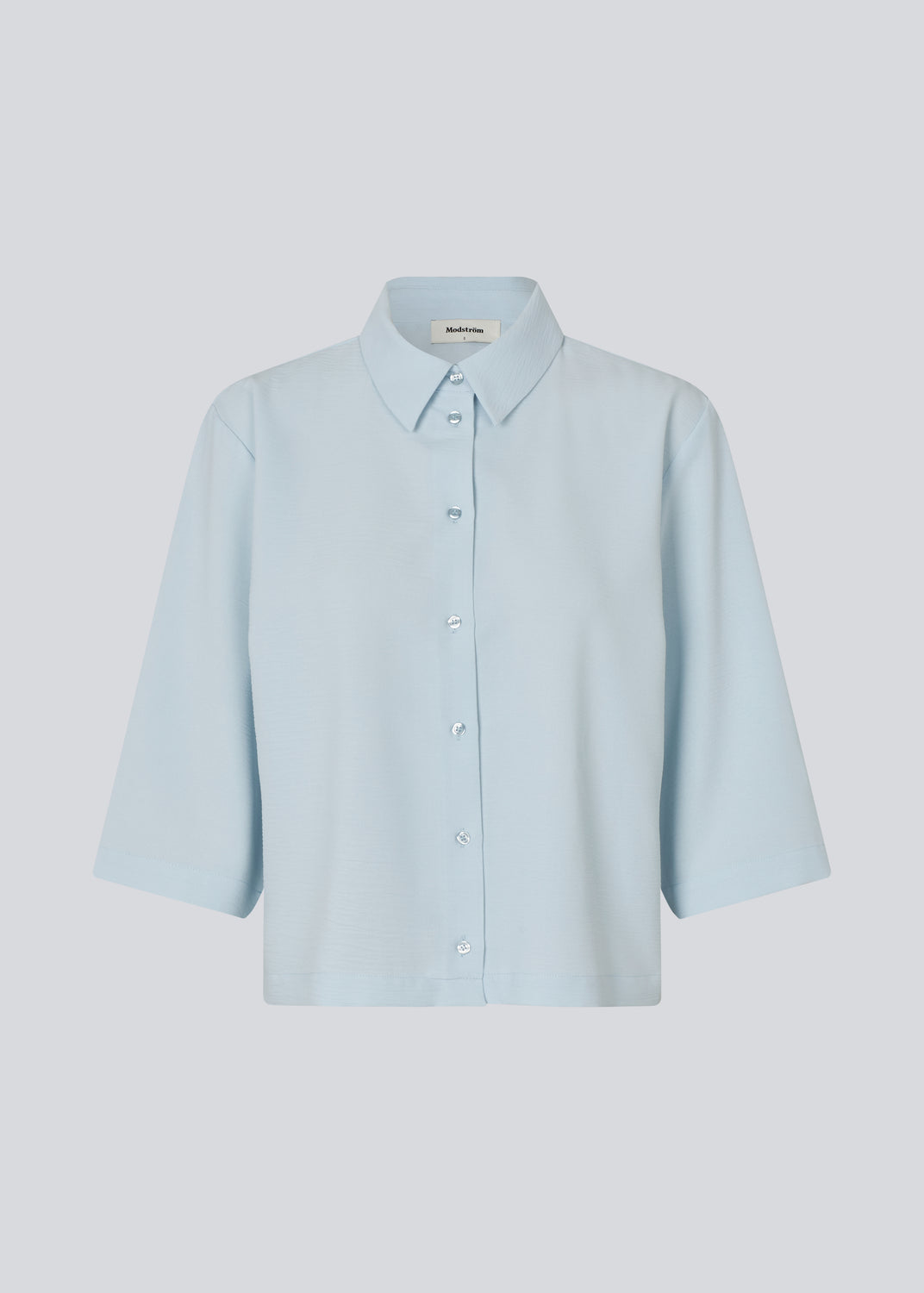 Shirt with 3/4 sleeves in 100% recycled polyester in the color Plein Air. Popelmd shirt has a loose fit and button closure in front. 