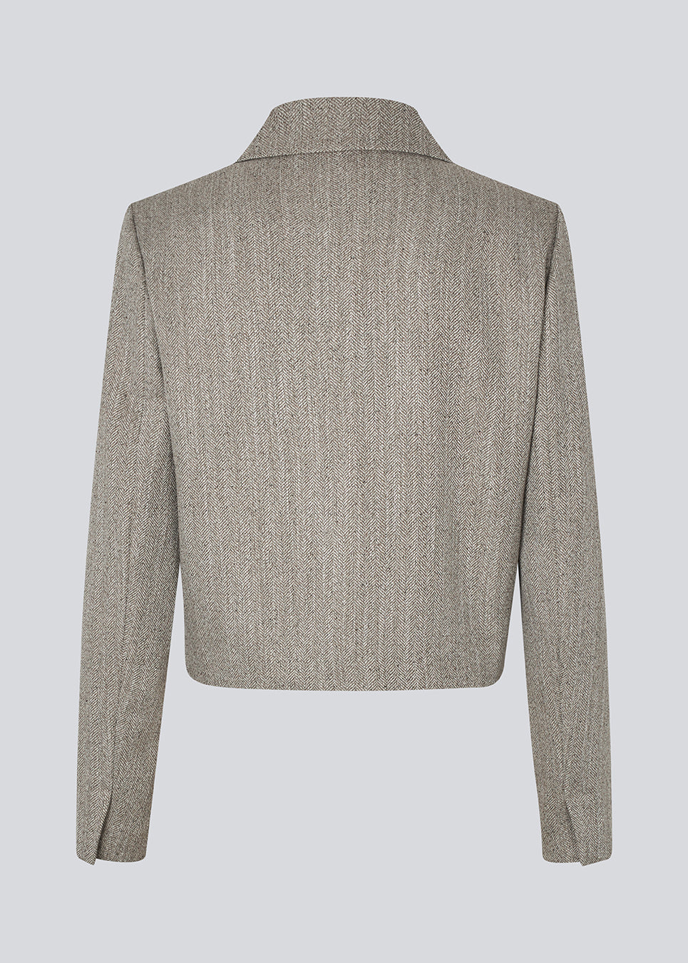 Short jacket with a shirt collar and front button closure. Popemd jacket has long sleeves with slits and a chest pocket. The model is 175 cm and wears a size S/36.