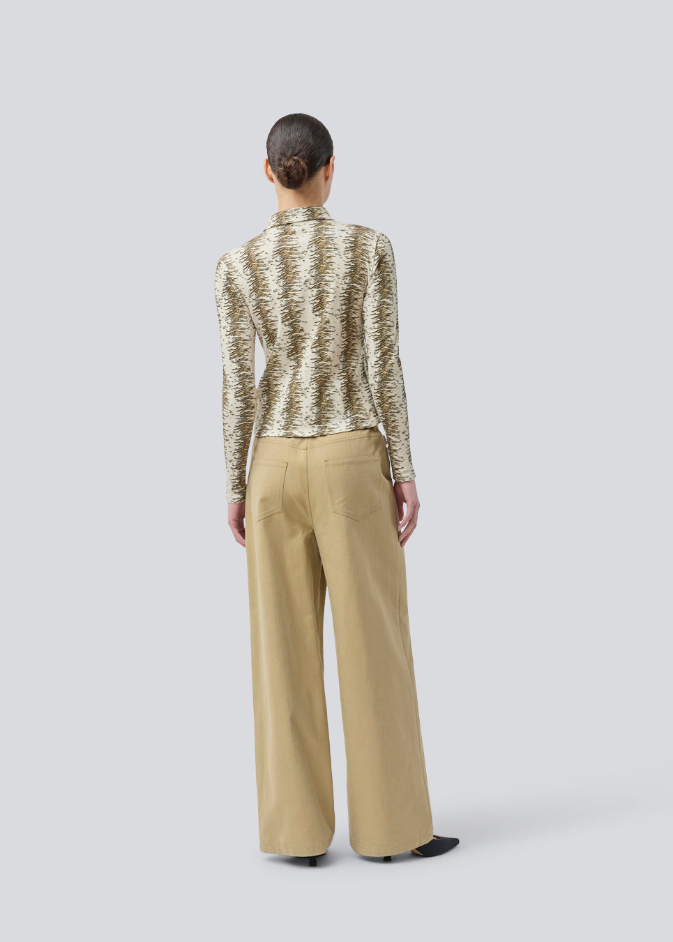 Long-sleeved polo in a ribbed jersey. Porsiamd LS polo is fitted and has a shirt collar and a placket with 4 buttons. The model is 175 cm and wears a size s/36.
