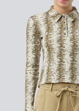 Long-sleeved polo in a ribbed jersey. Porsiamd LS polo is fitted and has a shirt collar and a placket with 4 buttons. The model is 175 cm and wears a size s/36.