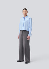 Grey long suit trousers with wide legs. Primrosemd pants have pleats and side pockets. The model is 175 cm and wears a size s/36.