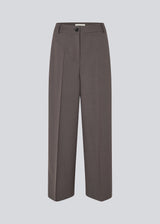 Grey long suit trousers with wide legs. Primrosemd pants have pleats and side pockets. The model is 175 cm and wears a size s/36.