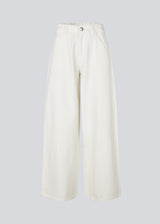 Wide-leg jeans in white cotton denim. Princessmd pants have a high waist with elastic and front and back pockets. The model is 175 cm and wears a size S/36.
Style the pants with matching jacket: princessmd short jacket
Material:
100% Cotton