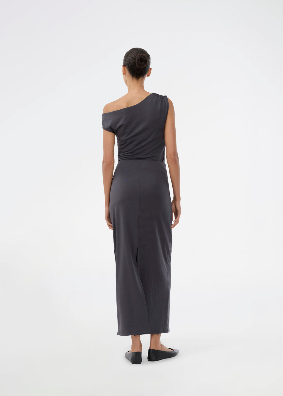 Elegant top in recycled polyester. The Richardmd top is fitted and features a striking gold buckle detail on the left shoulder – stylish and ideal for festive occasions.