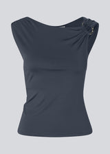 Elegant top in recycled polyester. The Richardmd top is fitted and features a striking gold buckle detail on the left shoulder – stylish and ideal for festive occasions.