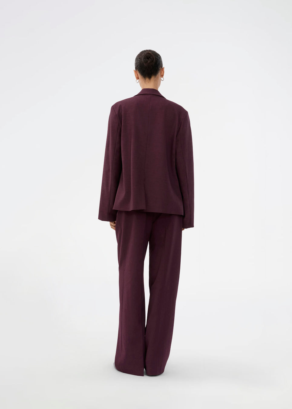 Purple classic blazer with elegant design. The Ripleymd blazer has two front pockets and an asymmetric button closure – a refined and modern take on the classic blazer.