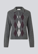 Polo inspired knit with long sleeves. The Roganmd polo knit features a harlequin pattern and an embroidered chest logo – giving it a classic and playful look.