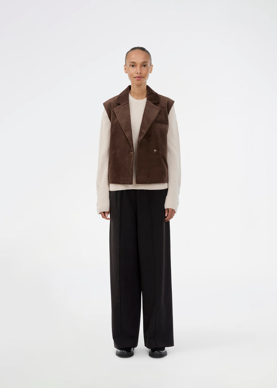 Knitted sweater in white/cream in organic cotton. The Rosemd o-neck features a round neckline and button details on the sleeves – a simple and classic style.