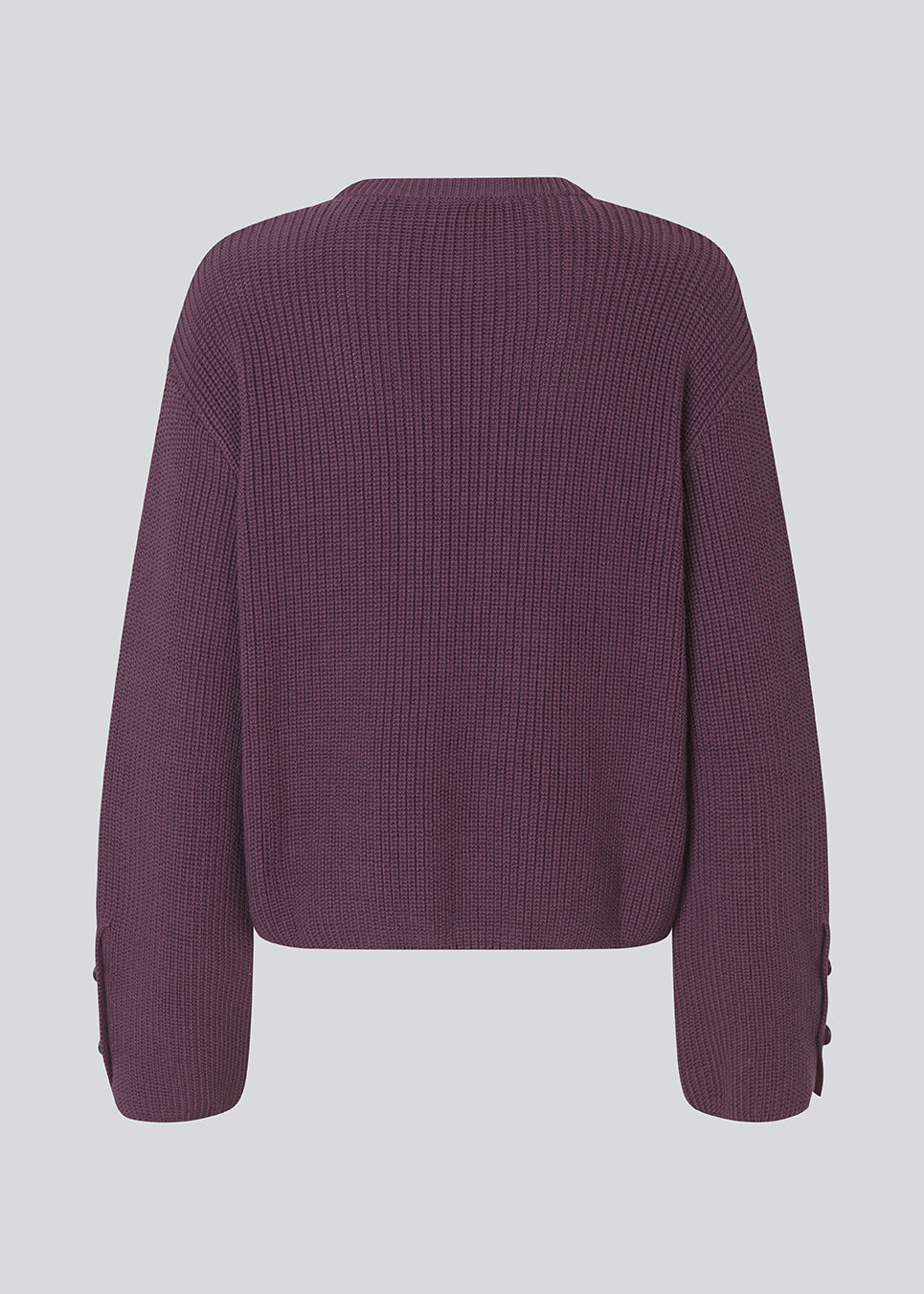 Knitted sweater in purple in organic cotton. The Rosemd o-neck features a round neckline and button details on the sleeves – a simple and classic style.