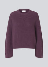 Knitted sweater in purple in organic cotton. The Rosemd o-neck features a round neckline and button details on the sleeves – a simple and classic style.