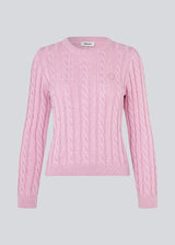 Fitted knit in light pink with a round neckline in 100% organic cotton. Sabremd o-neck has a cable pattern and an embroidered chest logo. The model is 175 cm and wears a size s/36.