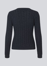 Fitted knit with a round neckline in 100% organic cotton. Sabremd o-neck has a cable pattern and an embroidered chest logo. The model is 175 cm and wears a size s/36.