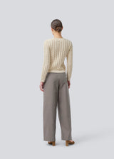 Fitted knit with a round neckline in 100% organic cotton. Sabremd o-neck has a cable pattern and an embroidered chest logo. The model is 175 cm and wears a size s/36.