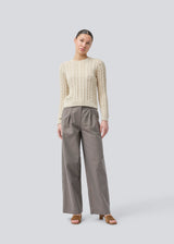 Fitted knit with a round neckline in 100% organic cotton. Sabremd o-neck has a cable pattern and an embroidered chest logo. The model is 175 cm and wears a size s/36.