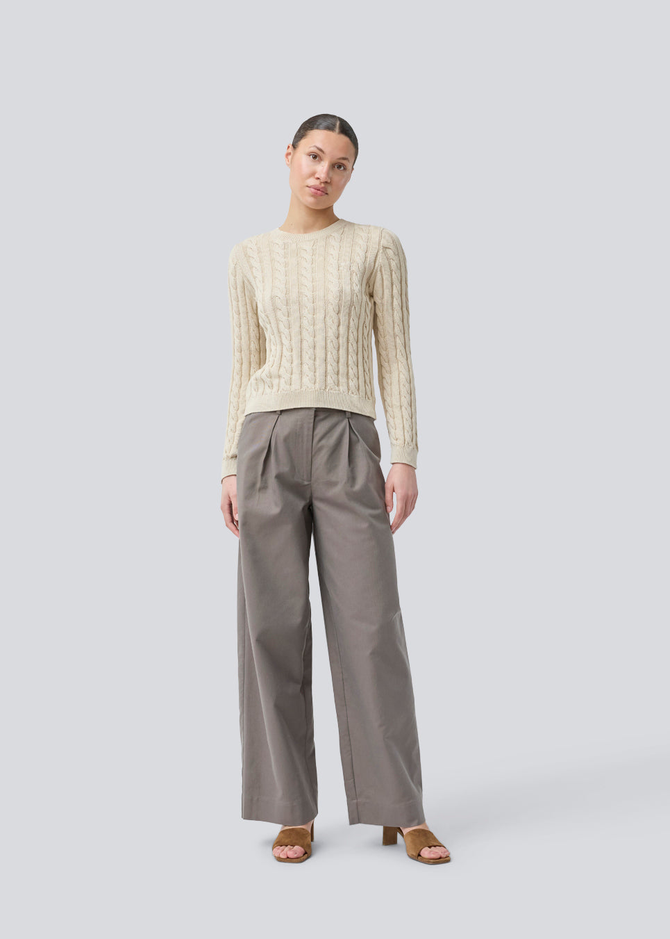 Fitted knit with a round neckline in 100% organic cotton. Sabremd o-neck has a cable pattern and an embroidered chest logo. The model is 175 cm and wears a size s/36.