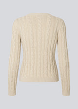 Fitted knit with a round neckline in 100% organic cotton. Sabremd o-neck has a cable pattern and an embroidered chest logo. The model is 175 cm and wears a size s/36.