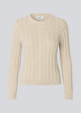 Fitted knit with a round neckline in 100% organic cotton. Sabremd o-neck has a cable pattern and an embroidered chest logo. The model is 175 cm and wears a size s/36.