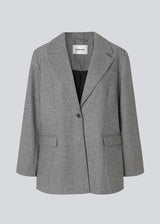Grey blazer in wool blend. The Simonmd blazer has a collar, long sleeves and two spacious pockets. It closes with a simple, visible button and is perfect as a transitional jacket or as a warm layer over a t-shirt during the winter months.