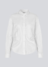 Modern white shirt with a feminine look. The Siobanmd shirt has classic details such as collar, button closure and long sleeves. Gathering at the waist creates a beautiful, feminine silhouette. Made of 58% organic cotton.