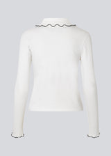 Flattering white long-sleeved top in 96% organic cotton with stylish contrast stitching. Soleimd top has a classic collar and a modern, minimalist look.