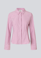 Feminine shirt in pink with stripes. The Starleemd shirt has a collar, wide sleeves and hidden button closure. The flattering form-fitting cut makes it easy to style with skirts, loose trousers and jeans.