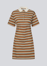 Short-sleeve polo dress with stripes. The StetsonMD Polo Dress is fitted and short with wide sleeves. It features a collar, buttons, and a subtle chest logo, creating a sporty and stylish look.