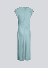 Sleeveless maxi dress in blue with pleats in the side. TailorMD dress is made in satin and has a high neck, invisible zipper in the back and a slit in the side seam. The model is 175 cm and wears a size s/36.