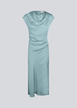 Sleeveless maxi dress in blue with pleats in the side. TailorMD dress is made in satin and has a high neck, invisible zipper in the back and a slit in the side seam. The model is 175 cm and wears a size s/36.