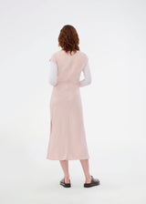 Sleeveless maxi dress in light pink with pleats on the side. TailorMD dress is made in satin and has a high neck, an invisible zipper in the back and a slit in the side seam. The model is 175 cm and wears a size s/36.