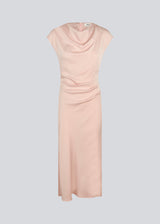 Sleeveless maxi dress in light pink with pleats on the side. TailorMD dress is made in satin and has a high neck, an invisible zipper in the back and a slit in the side seam. The model is 175 cm and wears a size s/36.