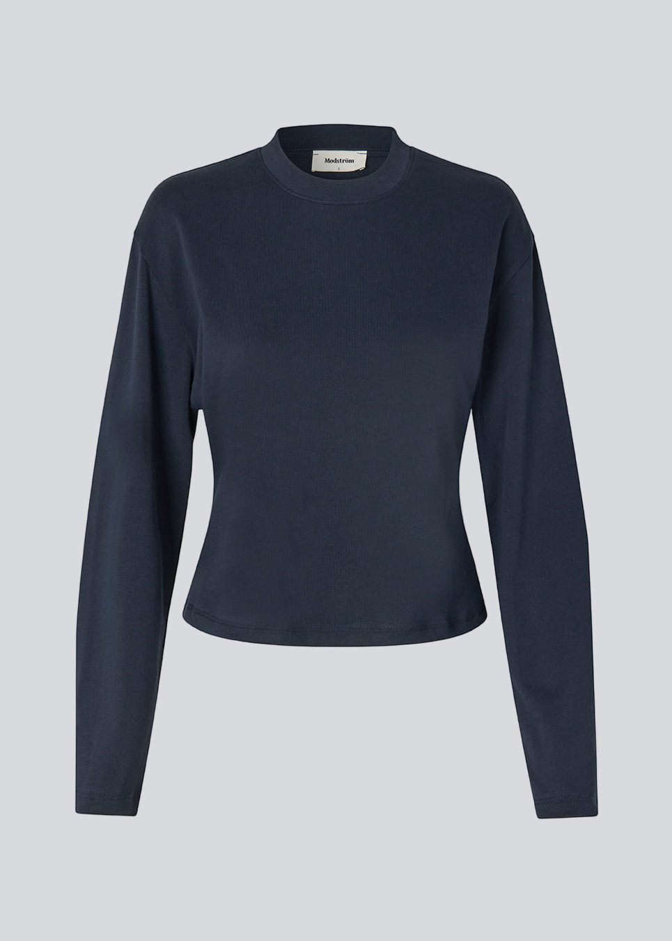 Slightly cropped long-sleeved t-shirt in navy in 100% organic cotton. Tampamd t-shirt has a round neck and a fitted look.
