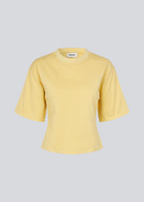 Slighly cropped t-shirt in yellow in 100% organic cotton. Tampamd t-shirt has a round neck and a fitted look.
