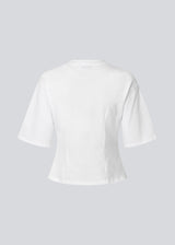 Slightly cropped white t-shirt in 100% organic cotton. Tampamd t-shirt has a round neck and a fitted look.
