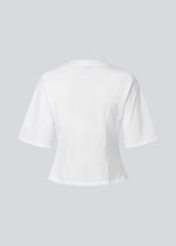 Slightly cropped white t-shirt in 100% organic cotton. Tampamd t-shirt has a round neck and a fitted look.