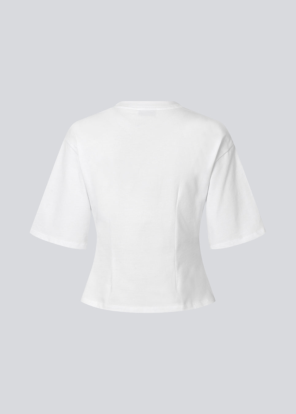 Slightly cropped white t-shirt in 100% organic cotton. Tampamd t-shirt has a round neck and a fitted look.