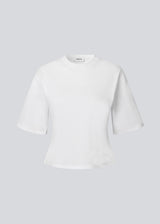 Slightly cropped white t-shirt in 100% organic cotton. Tampamd t-shirt has a round neck and a fitted look.