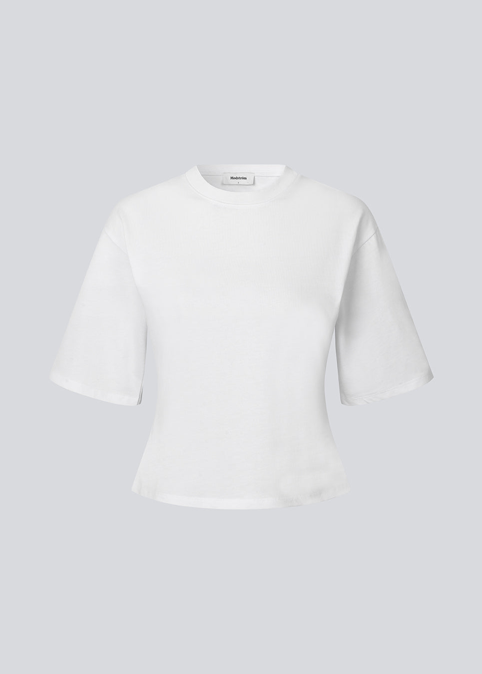 Slightly cropped white t-shirt in 100% organic cotton. Tampamd t-shirt has a round neck and a fitted look.