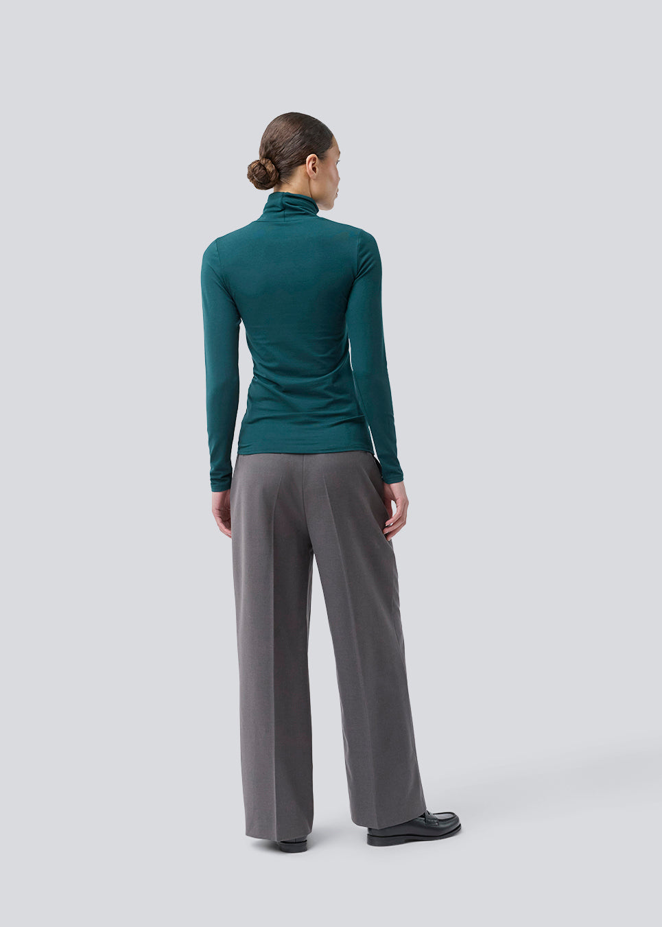 Nice high-necked knit in a tight fit, which is perfect for any occasion.