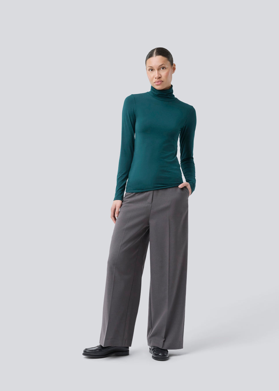 Nice high-necked knit in a tight fit, which is perfect for any occasion.