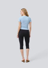 Black capri pants in a soft jersey material. Tanny capri pants has an elastic waistband and a slit with a zipper. The model is 175 cm and wears a size S/36.