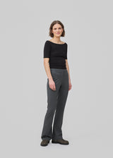 Nice pants with flared legs and front pockets. The stretchy material and elastic waist creates the perfect fit. The model is 174 cm and wears a size S/36