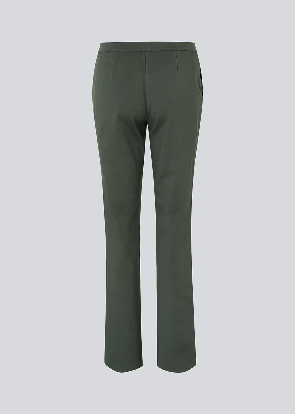 Nice pants with flared legs and front pockets. The stretchy material and elastic waist creates the perfect fit. The model is 174 cm and wears a size S/36