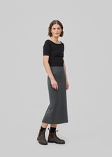 Long pencil skirt in jersey with a figure-hugging fit. TannyMD long skirt has a high waist with covered elastication and a slit at center back. The model is 175 cm and wears a size S/36.