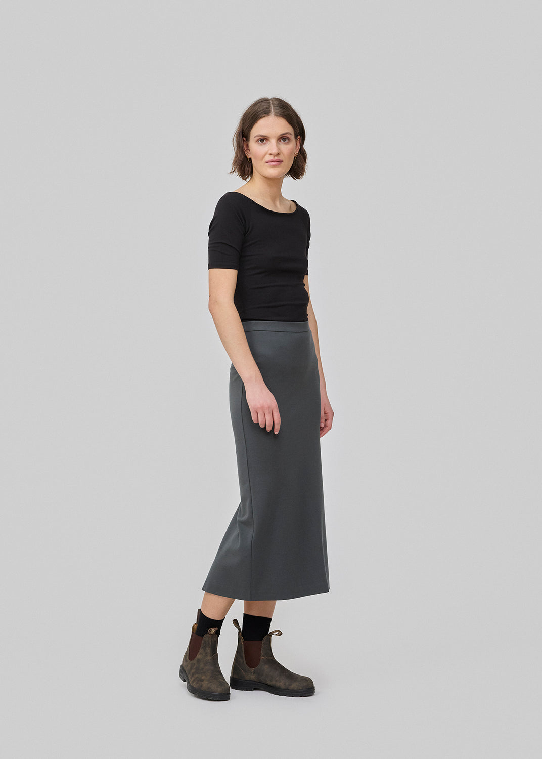 Long pencil skirt in jersey with a figure-hugging fit. TannyMD long skirt has a high waist with covered elastication and a slit at center back. The model is 175 cm and wears a size S/36.