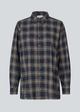 Classic oversize shirt in flannel in navy sky. TappoMD shirt has a chest pocket, button closure in front and a manchet with button closure. 